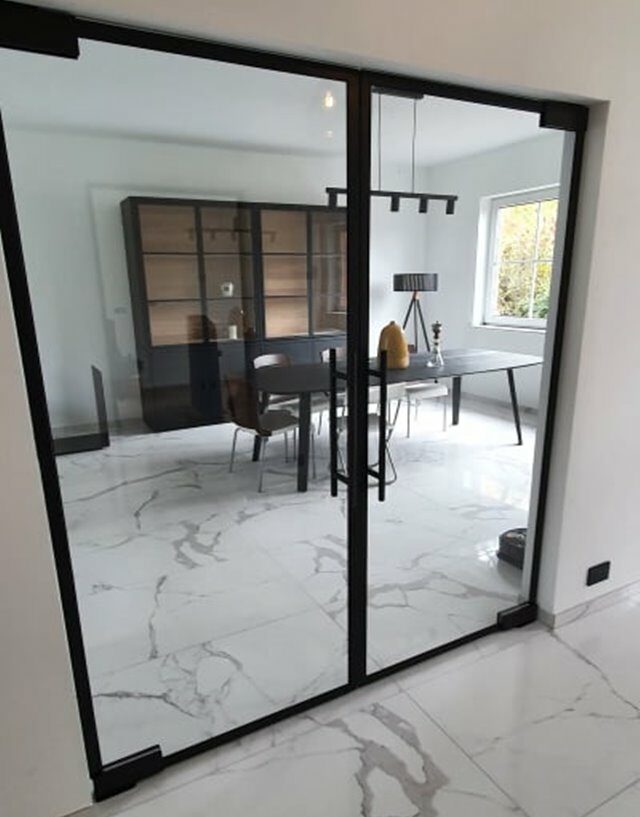 orte en verre style atelier noire – séparation élégante et moderne d’intérieur en Wallonie