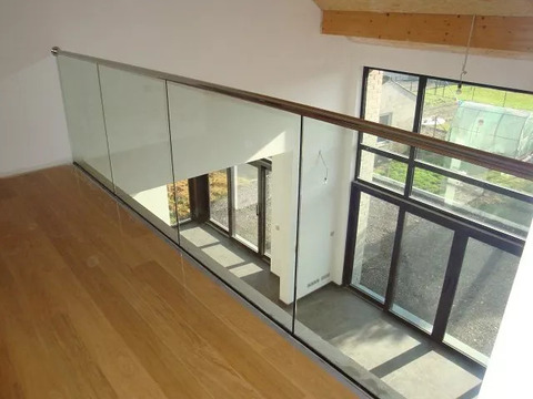 Garde-corps en verre transparent installé sur une mezzanine moderne