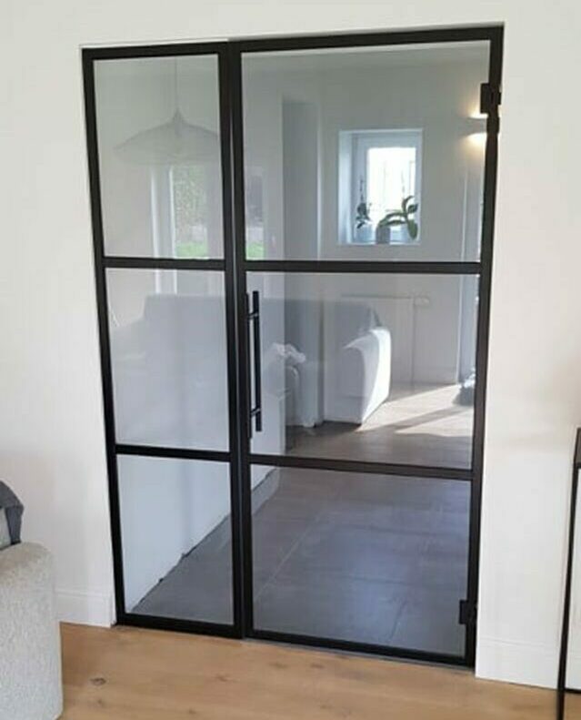 Cloison vitrée style atelier avec porte en métal noir et carreaux