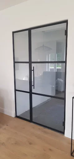 Porte en verre style atelier noire avec montants métalliques à Courcelles – design moderne
