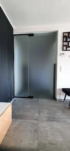 Porte en verre style atelier dépolie avec cadre noir à La Louvière – séparation intérieure moderne et élégante