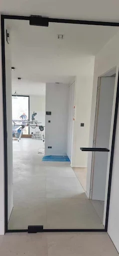 Grande porte en verre style atelier avec cadre noir à Namur – installation intérieure en Belgique