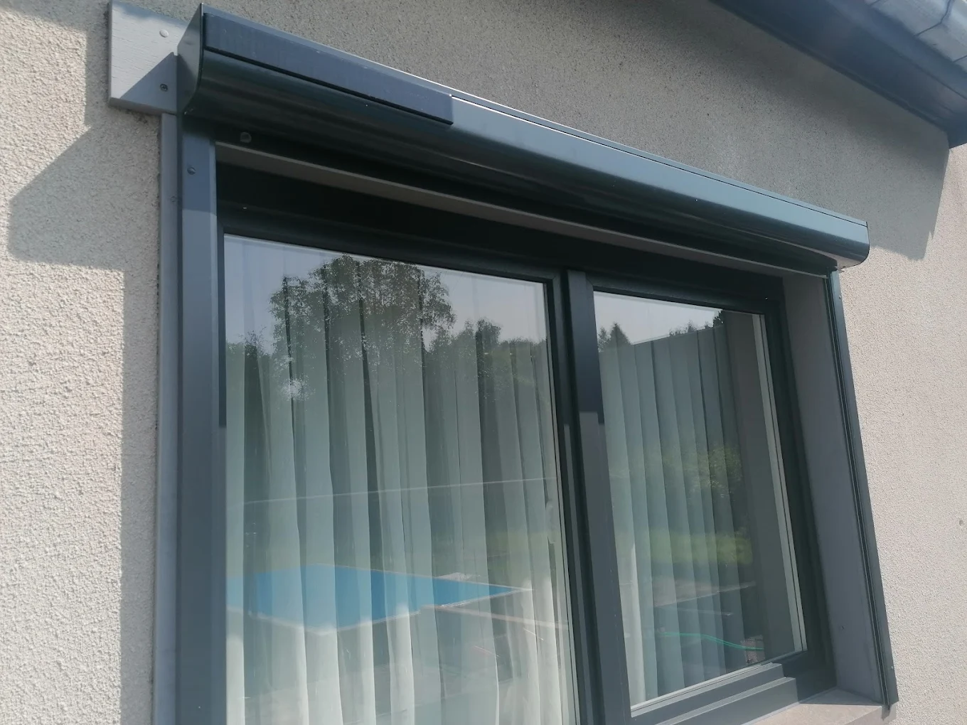 Volets solaires autonomes sans raccordement électrique pour économies d’énergie