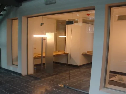 Grande porte en verre sur mesure installée par Vitrerie RF en Wallonie
