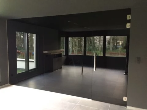 Porte en verre teinté noir moderne installée par Vitrerie RF à Charleroi