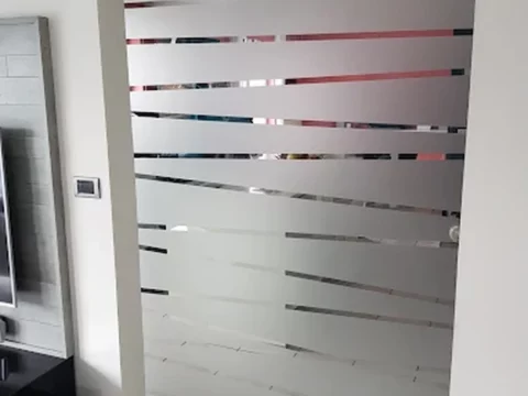 Porte vitrée en verre décoratif avec motifs – Vitrerie RF Wallonie