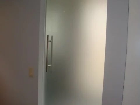 Porte vitrée sur mesure installée à Charleroi par Vitrerie RF