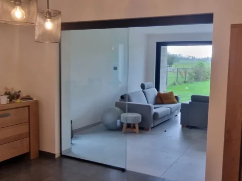 Porte en verre coulissante moderne donnant sur le salon – Namur