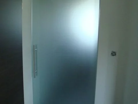 Porte en verre sur mesure posée à Namur par Vitrerie RF
