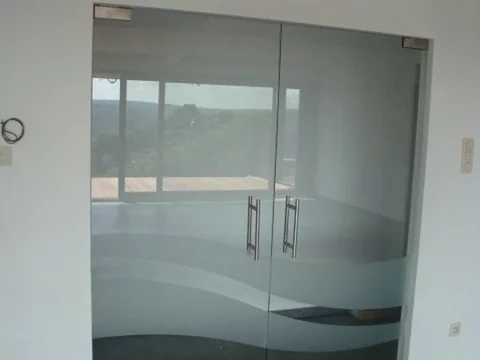 Porte vitrée élégante installée à Nivelles par Vitrerie RF