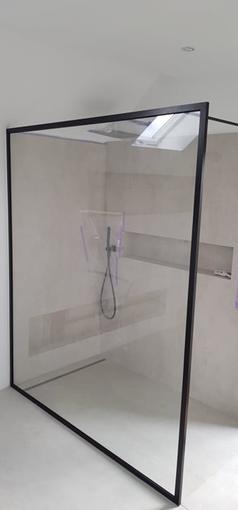 Paroi de douche en verre style atelier avec cadre noir moderne