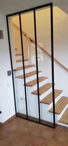 Paroi vitrée style atelier sécurisant escalier en bois à Nivelles – Vitrerie RF