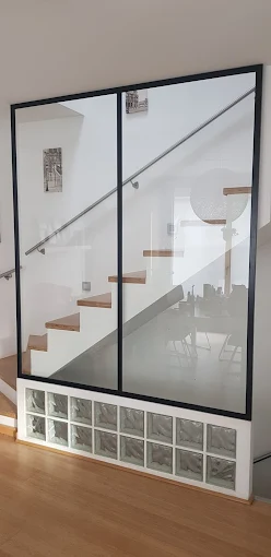 Paroi vitrée style atelier avec escalier moderne à Mons – Vitrerie RF